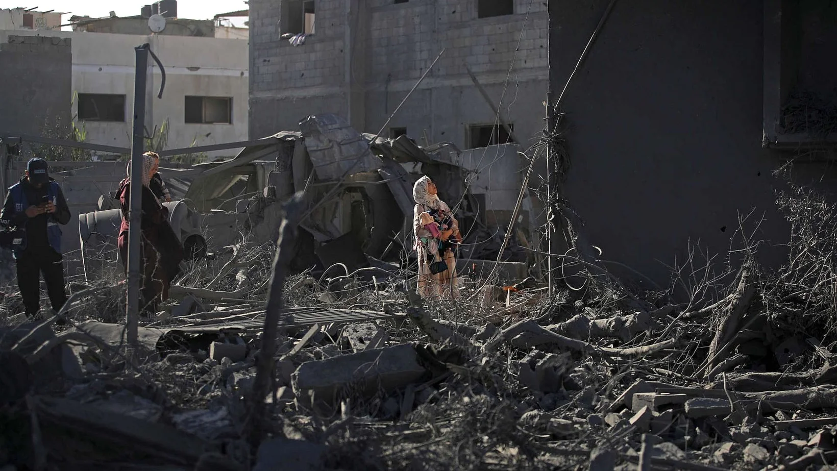 Gaza: Frau in Trümmern